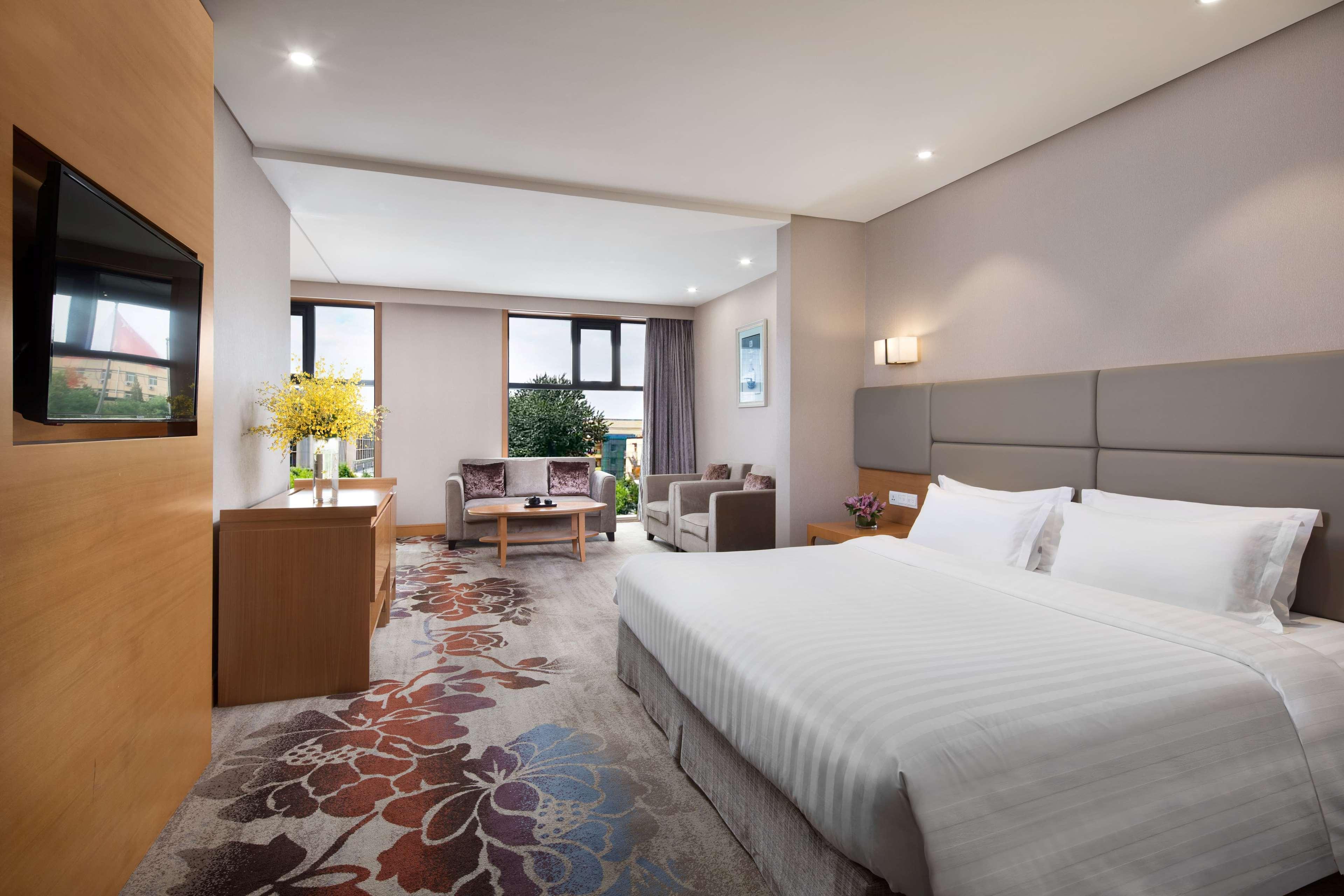 Ramada By Wyndham Beijing Airport Hotel Shunyi Exterior photo