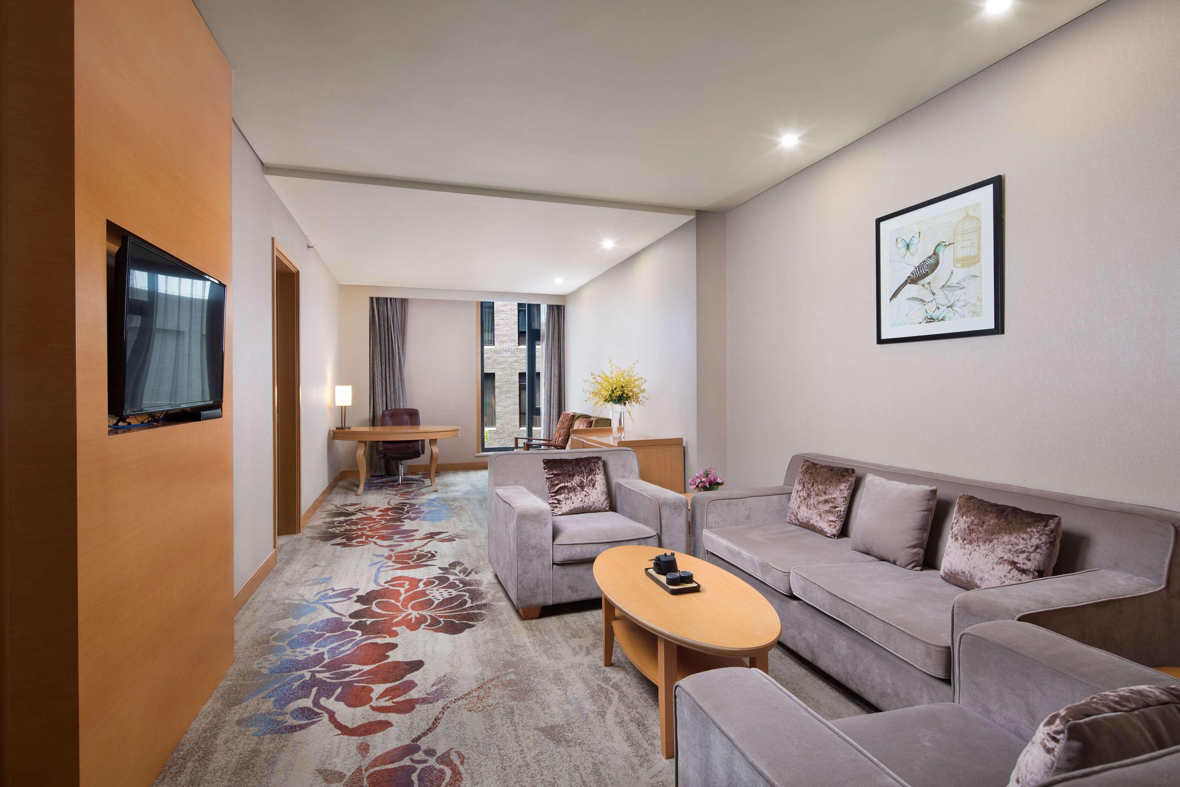 Ramada By Wyndham Beijing Airport Hotel Shunyi Exterior photo